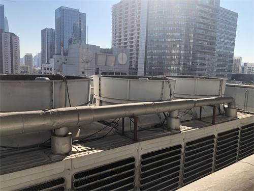 封<a href=http://m.jiegelang.cn/tags1_0.html target=_blank class=infotextkey>閉式冷卻塔</a>降噪